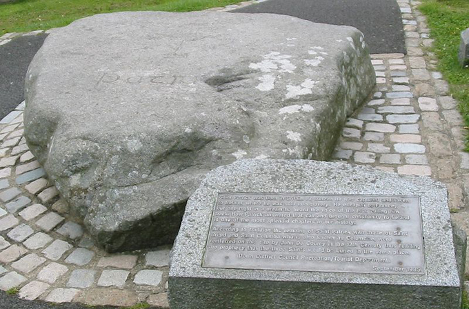 17Saint_Patrick's_grave_Downpatrick