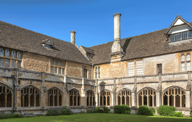 Lacock_Abbey_Courtyard,_Wiltshire,_UK_-_Diliff