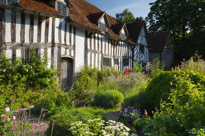 Mary-Arden's-Tudor-farm-and-house