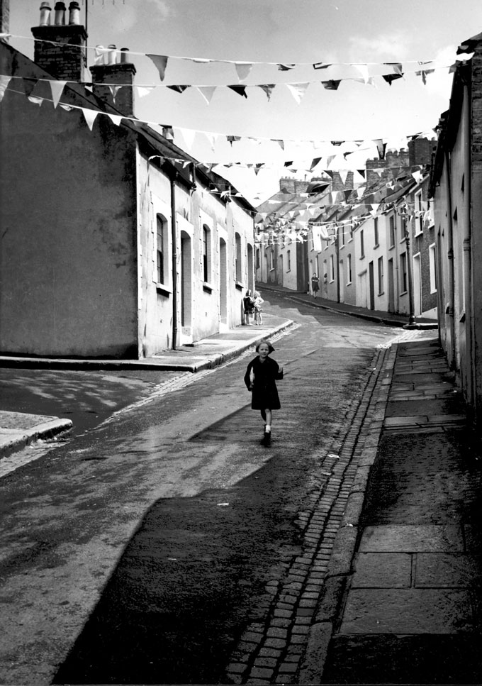 St-Columba's-Wells,-Londonderry-(Derry)-,-N-Ireland,-1965-(c)-Edwin-Smith,-RIBA-Library-Photographs-Collection
