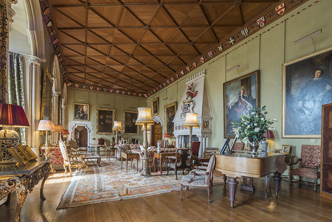 La maison d'un homme est son château The-full-grandeur-of-the-Drawing-Room-at-Arundel-Castle