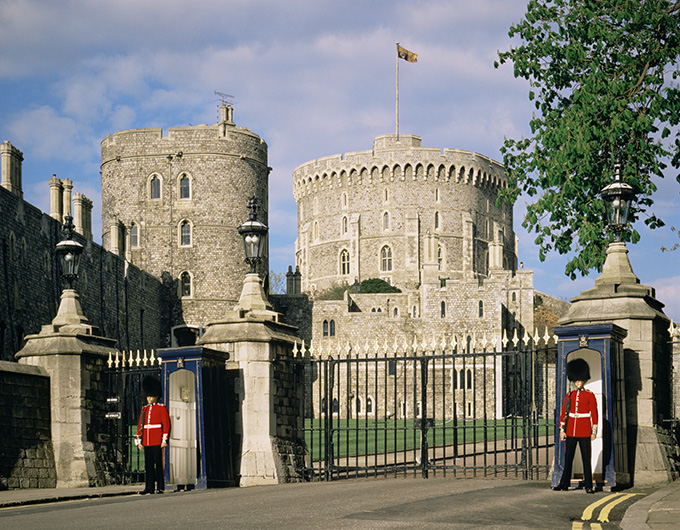 Guards at entrance to Windsor Castle, Windsor, Berkshire, England, United Kingdom, Europe